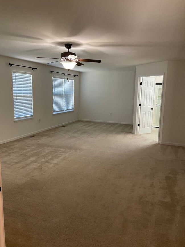 Building Photo - 104 Forest Oaks Dr