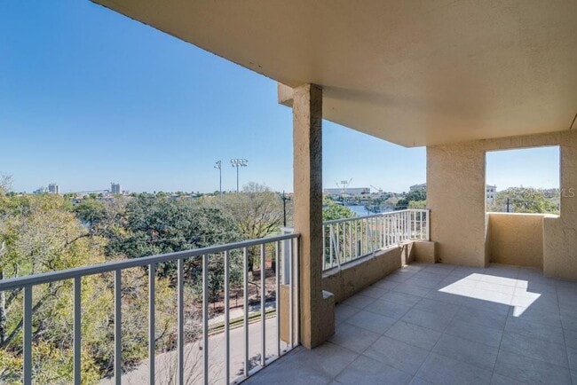 Building Photo - 160 Columbia Dr