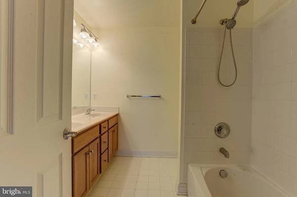 Building Photo - 833 Ramsay St