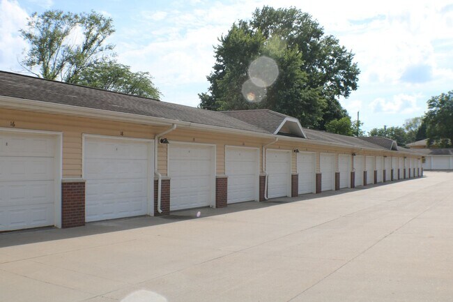 Building Photo - $2000 | 3 Bedroom, 2 Bathroom Condo | No P...