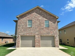 Building Photo - 3 Bedroom 2.5 Bathroom Townhomes at Villa ...