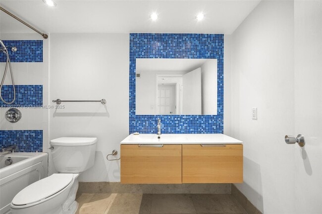 Building Photo - 900 Bay Dr