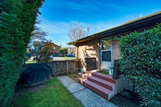 Building Photo - Mcgraw Triplex