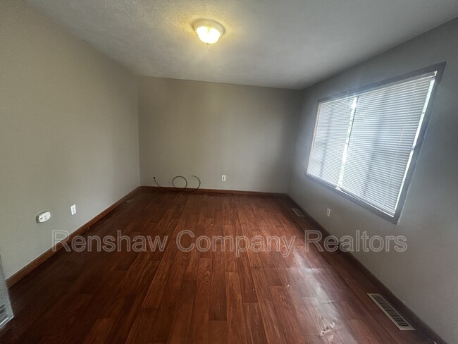Building Photo - 109 McLin St