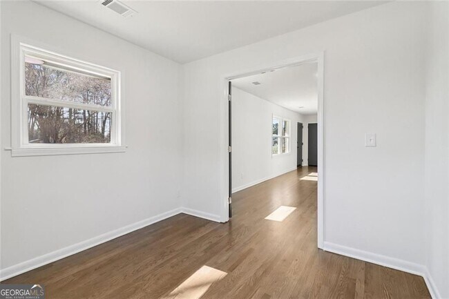 Building Photo - 2219 Lisa Dr SE