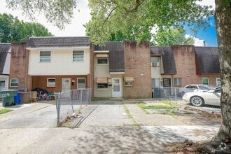 Building Photo - Bright, Clean, and Move-In Ready Townhome