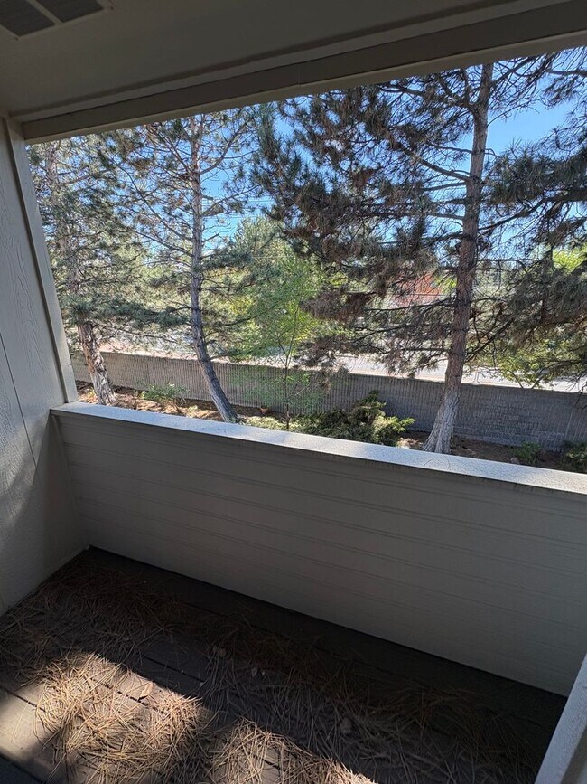 Building Photo - 2 Bed/2.5 Bath Townhome with Garage, Pool and Tennis Court
