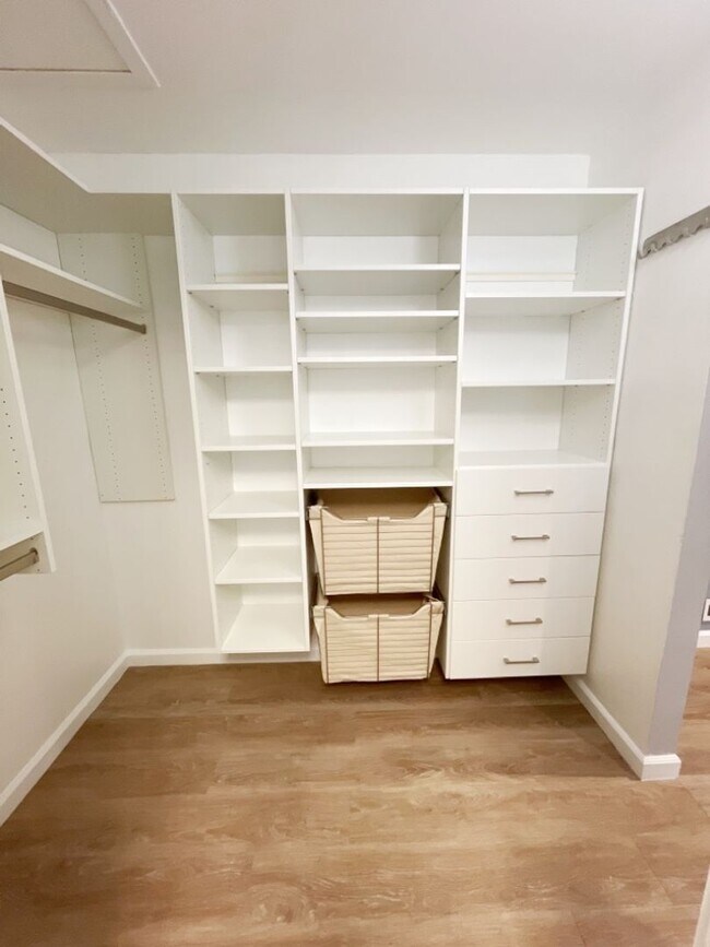 Building Photo - Waipio Gentry 2 bed, 1 bath, 2 parking wit...