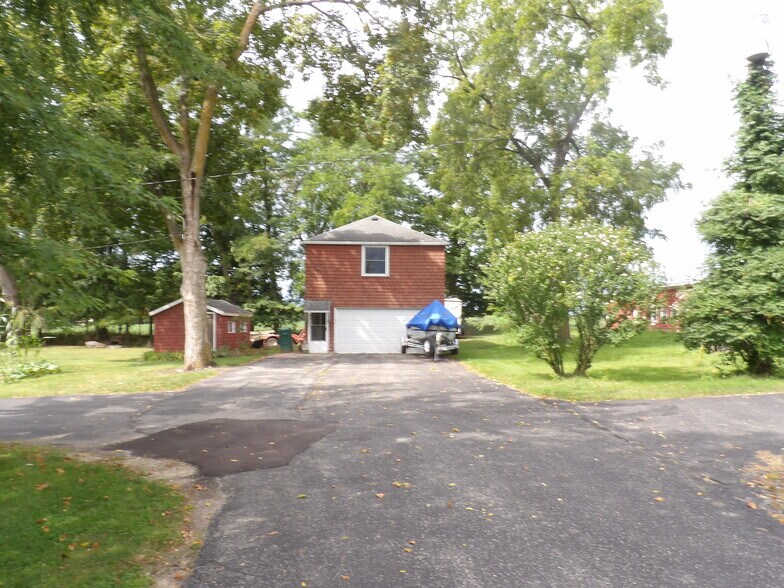 Efficiency Apartment - 817 N Jefferson St