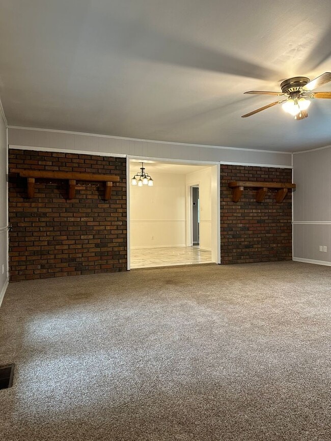 Building Photo - Large Home on the Eastside on a deadened street - Pre Lease