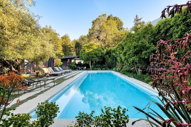 Building Photo - 162 Throckmorton Ave