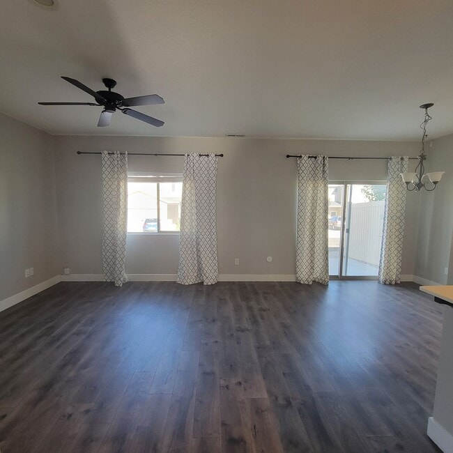 Building Photo - Spacious Modern Townhome