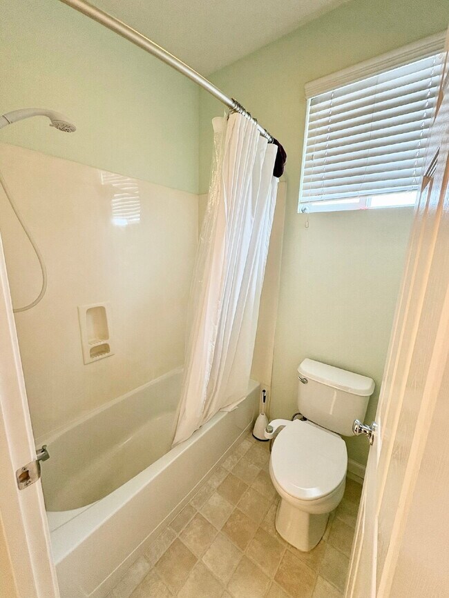 Building Photo - 50% off your first month’s rent move-in special! Spacious 4BR / 2.5BA Home in Pittsburg