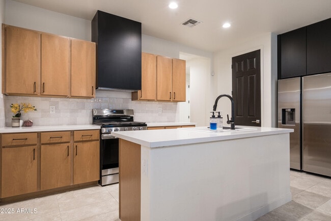 Building Photo - 18365 W Ewers Dr