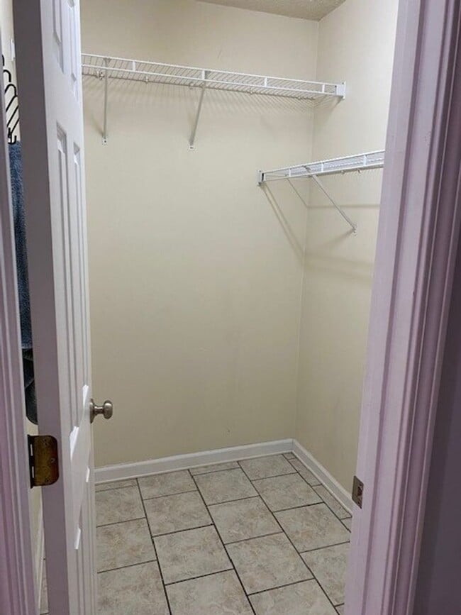 Building Photo - Welcome to this charming 3 bedroom, 2 bath...