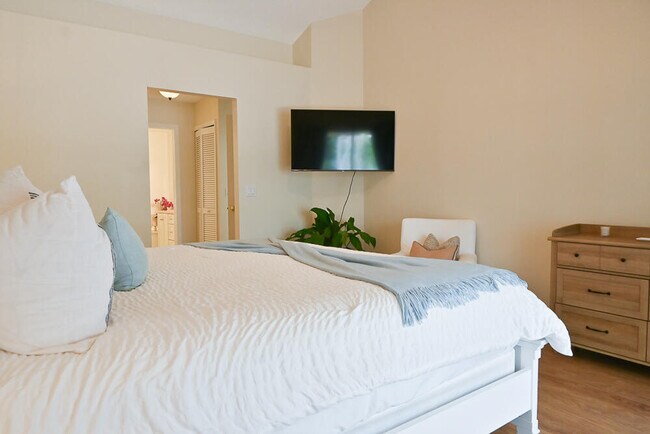 Building Photo - 12828 Meadowbreeze Dr