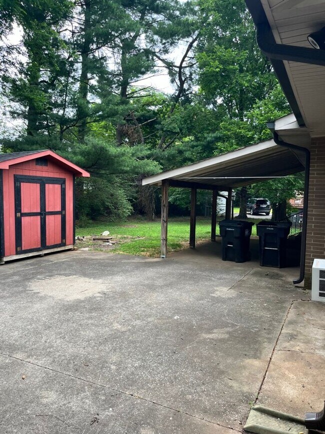 Building Photo - Centrally located Ranch Style Home in Murf...