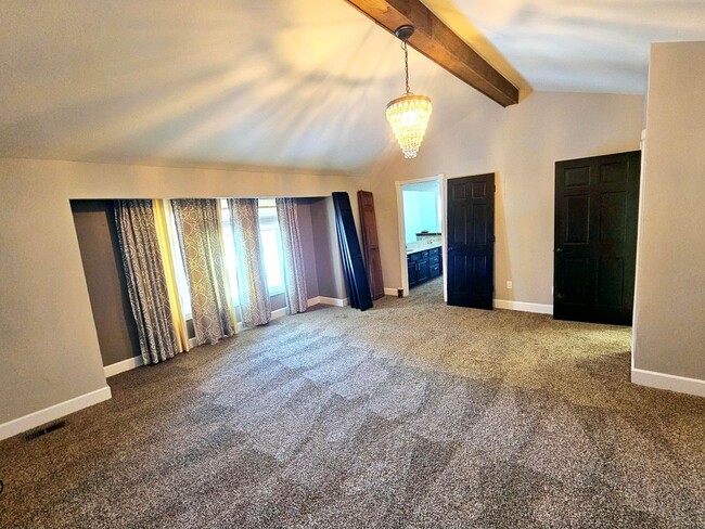 Building Photo - Beautiful 5 Bedroom Home Near the Cherry C...