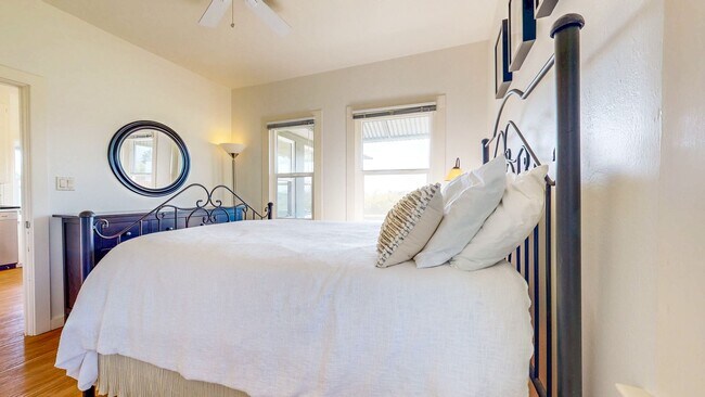Building Photo - Charming 2 bedroom 1.5 bath plus office ho...