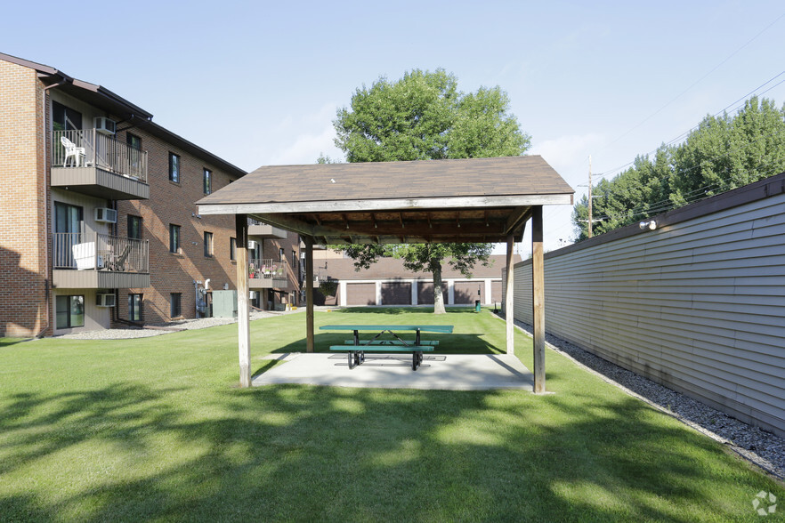 Courtyard - Kirkwood Manor Apartments