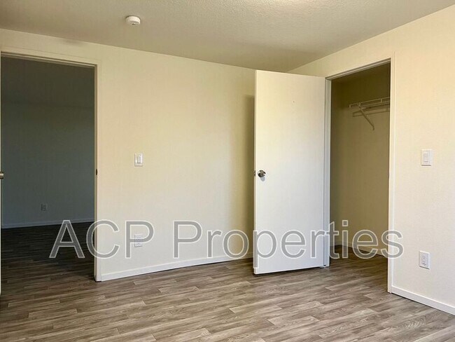 Building Photo - 1585 E Badger Rd