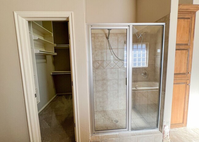 Building Photo - $1000 OFF FIRST MONTHS RENT | Wonderful layout in Fenwick Garden Village!