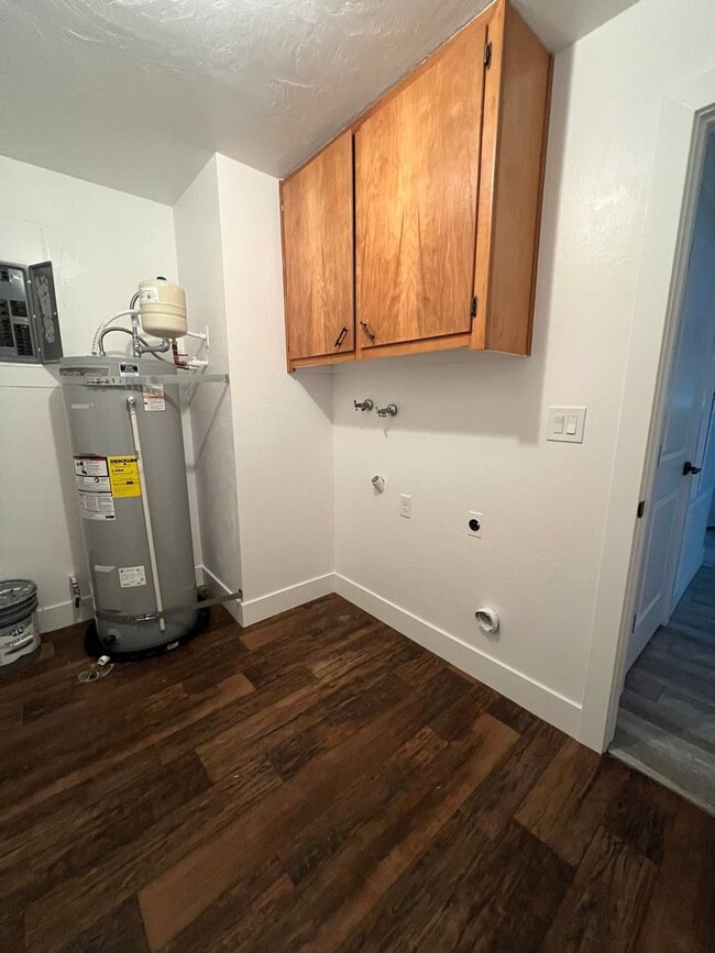 Building Photo - Great 3 bedroom 2 bathroom,  home with a h...
