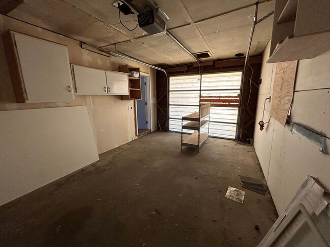 Building Photo - 3 Bedroom 1 Bath Large House with Garage & Many Amenities