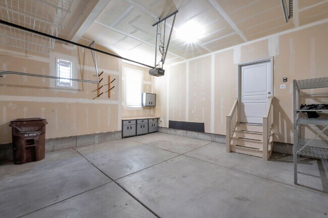 Building Photo - Resort-Style Living near Traverse Mountain