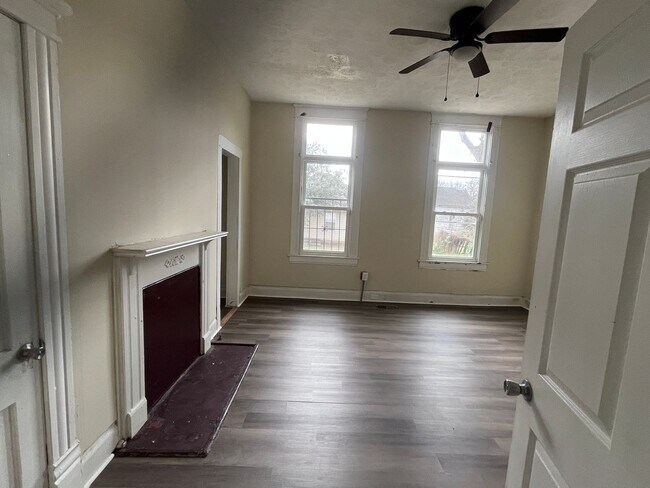 Building Photo - 4 Bedrooms!!