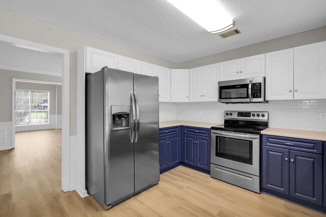Building Photo - Stunning 4-bed Home in Hinesville With Two...