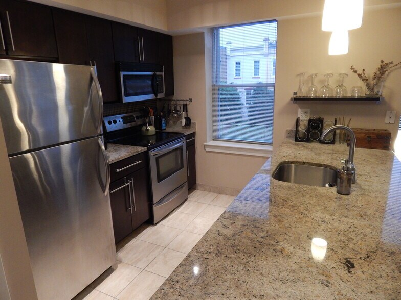 Building Photo - 420 16th St SE