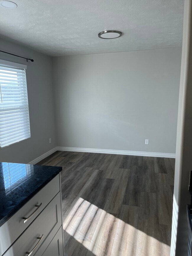 Building Photo - 374 E Braidhill Dr