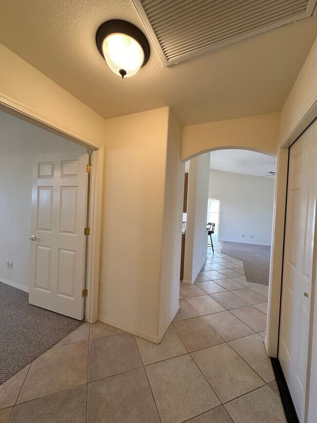 Building Photo - Beautiful 3 Bed / 2 Bath Home Backing to Cerbat Cliffs Golf Course!