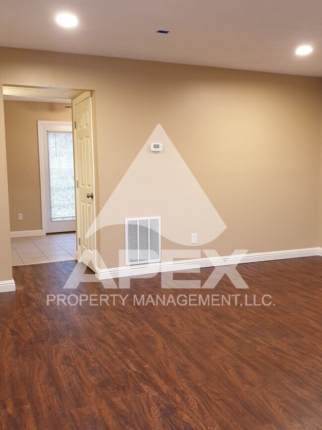 Building Photo - Spacious 2 Bd 1.5 Ba Townhouse in Halls!