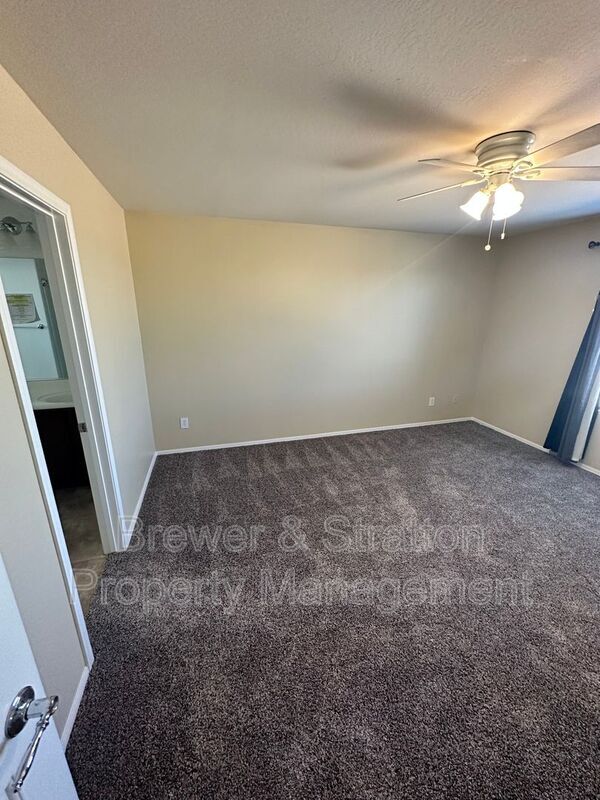 Building Photo - 2677 N Hawthorn Dr