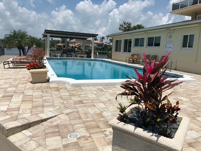 Building Photo - 1160 Hillsboro Mile