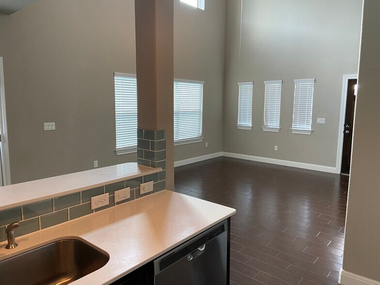 Living area - 2304 S Lakeline Blvd