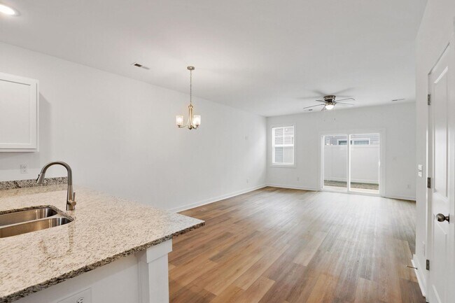 Building Photo - Large 3 story townhome near beach with com...