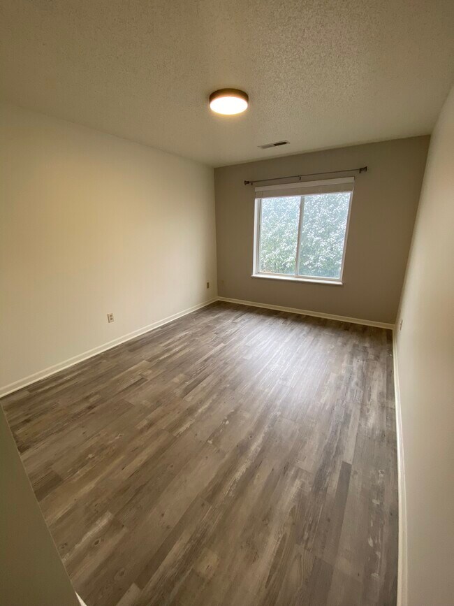 Building Photo - 395