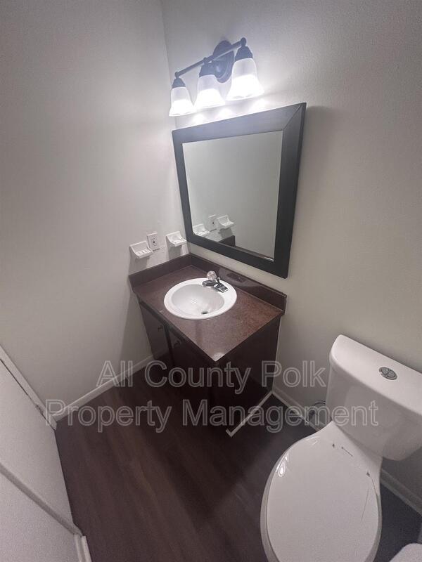 Building Photo - 915 Ariana St