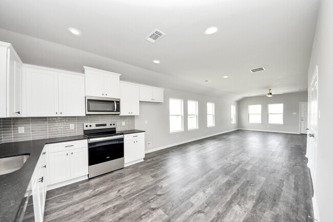 Building Photo - 688 Swallow Dr