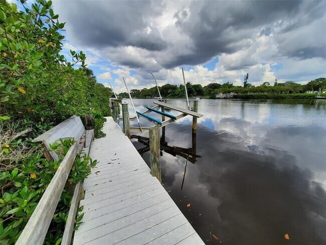 Building Photo - 1648 Bayshore Dr