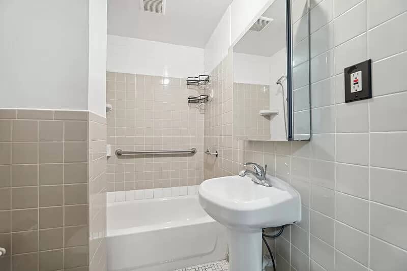 Building Photo - 42 Hudson St