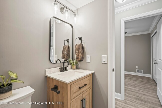 Building Photo - 7 Tulip Ln