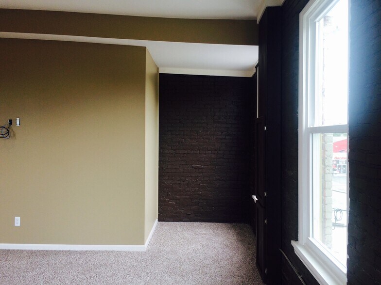 Building Photo - 133 S Main St