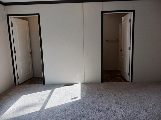 Building Photo - 60 Violet Dr