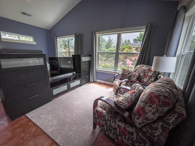 Building Photo - Willow Run Studio: Light, Bright, nice gar...