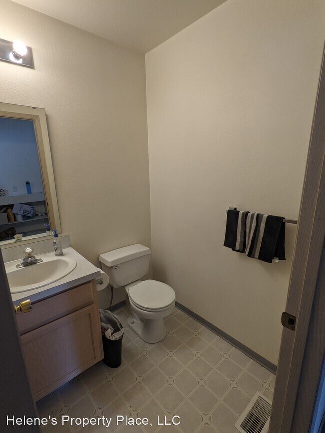 Building Photo - 3 br, 2.5 bath House - 259 NW Clay Court