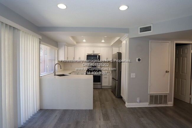 Building Photo - 2 Bedroom / 1.5 Bathroom condo with 2 car ...